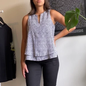 Blus - Mönstrad blus med fint svall