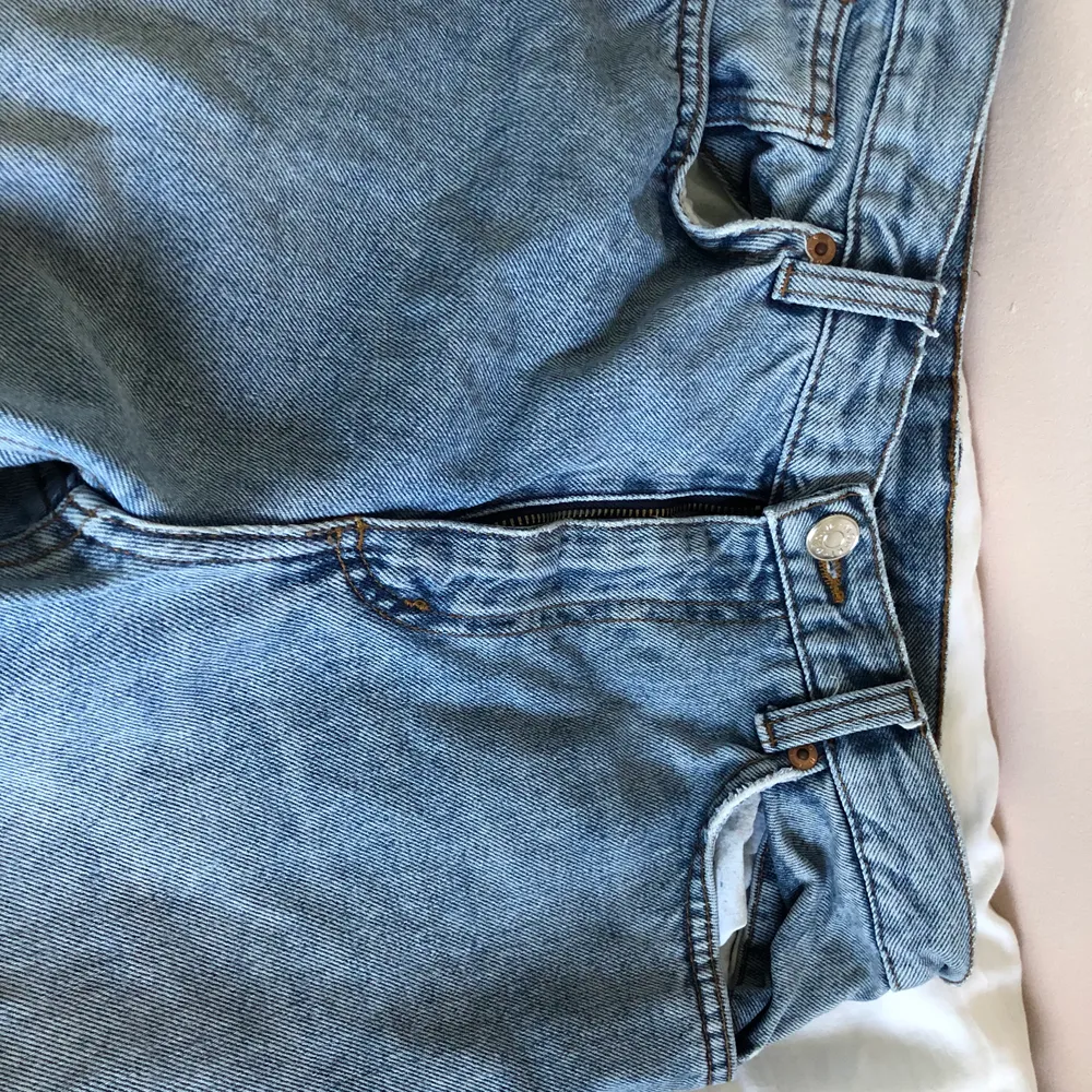Ett par jätte fina ljusblå vida jeans från Monki! Tyvärr  för korta för mig som har väldigt långa ben!💓. Jeans & Byxor.