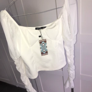 Boohoo topp - Helt oanvänd, säljes pågrund av ingen användning. Puff armar och riktigt fin passform. Storlek 36 men passar en 34 också 