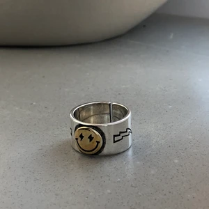  Smiley ring  - Väldigt eftertraktad ring med guldig detalj. Finns endast en kvar! Passar ca S-M (17mm), något justerbar. Frakt ingår 💜