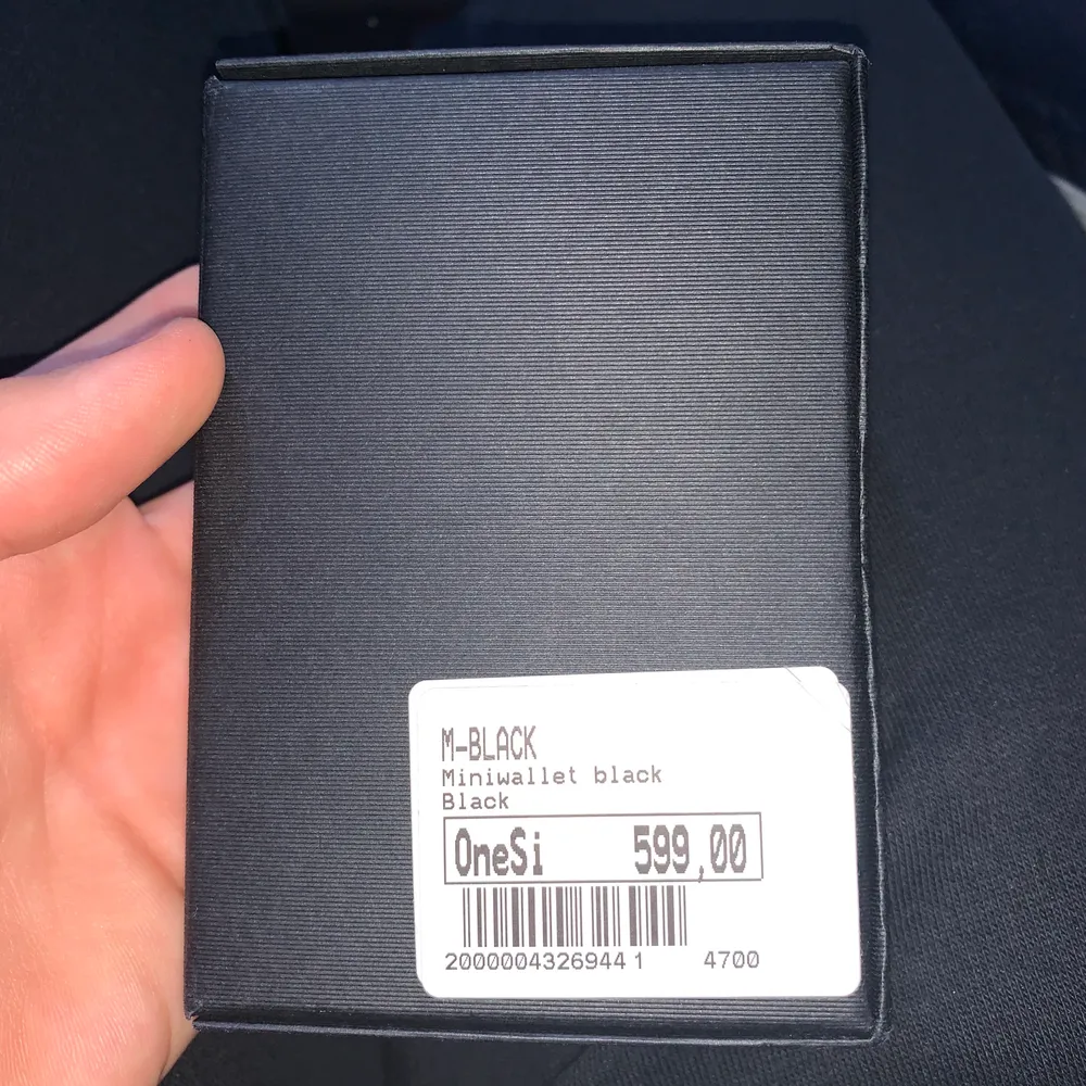 Secrid plånbok helt ny och oanvänd , den har Korthållare. Den är gjort av skinn, svart tyg och passar för män. Ordinare priset är 599kr . Accessoarer.