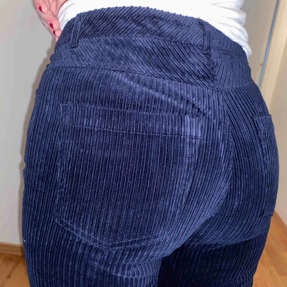 Mörkblåa bootcut manchesterbyxor (högmidjade) i storlek 40. Jeans & Byxor.