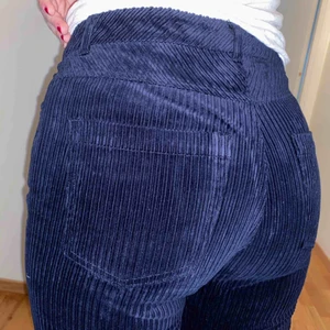  - Mörkblåa bootcut manchesterbyxor (högmidjade) i storlek 40