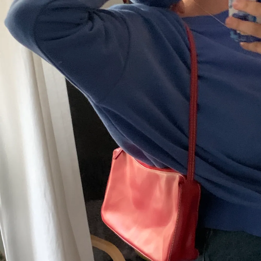 Supersnygg röd handväska i toppskick🥰 Perfekt storlek och har en innerficka med dragkedja, vad mer kan man önska sig? Frakt tillkommer på 60kr men kan även mötas upp i Stockholm😋💕. Väskor.