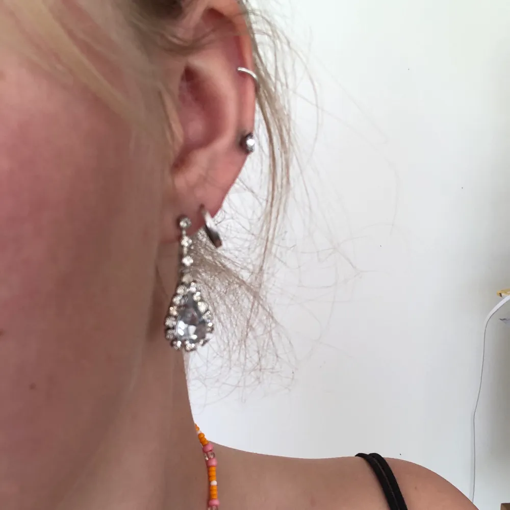 Superfina örhängen med diamantimitation 💎💎. Accessoarer.