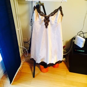  - Nattlinne i siden. Guldfärg. Oanvänd. Fint märke: Presence. Reglerbara band. Passar en Large.