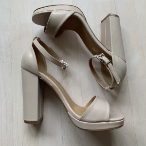 Beiga klackskor med blockklack - Supersnygga oanvända klackskor från boohoo. Säljer pga fel storlek