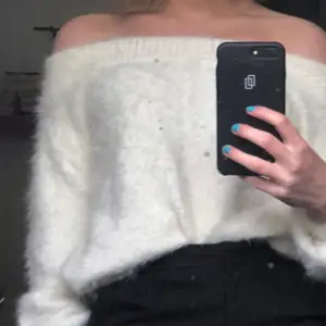 River island fluffig blus. Storlek 8 men passar som S. Knappt använd, fin passform och unik tjocktröja. 