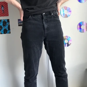svarta jeans - köpta på monki för ca 1 år sen i modellen kimono. nästintill nyskick 😁 frakten ingår i priset! 💫