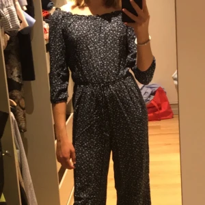 Hollister onepiece - Väldigt fin blå blommig onepiece från Hollister! Använd fåtal gånger men som ny! Köpt för 500 så buda på!