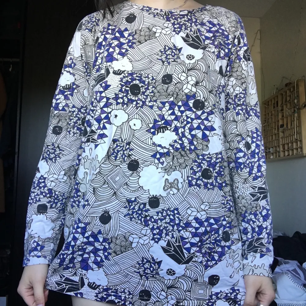 Oversized S(skulle definitivt kunna passa nån i M) tröja från Monki med gulligt mönster, frakt: 44 kr. Tröjor & Koftor.