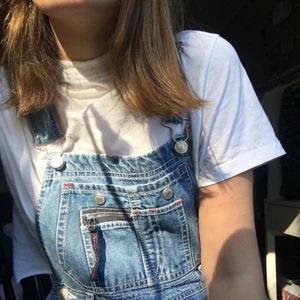 Hängselbyxor  - Hängselbyxor köpta på beyond retro. Märket är ”jordache”. Det står storlek 12-14 år men passar mig som är 16 år. Skulle tro att det är storlek small. De var dyra när jag köpte dem. Möts upp i Bandhagen eller så betalar köparen frakt.