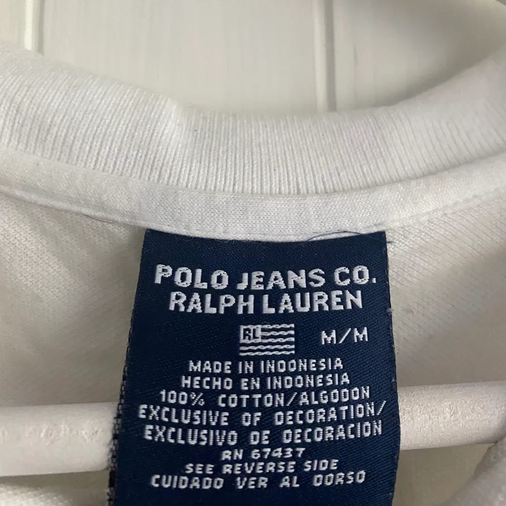 En vit polo tröja ifrån Ralph lauren, strl M men skulle kunna tänka mig att den passar S. Toppar.