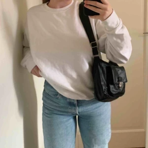  - vintage väska med snygga silverdetaljer! köparen står för frakt💕🦋