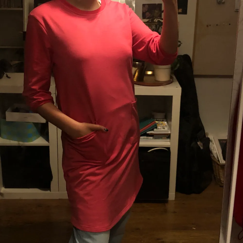 En rosa långärmad längre tröja eller klänning, med två större fickor. Väldigt fin färg🌺 Träffas gärna i Västerås men frakt funkar även.. Klänningar.