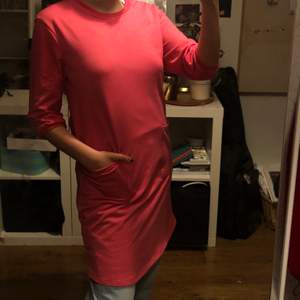 En rosa långärmad längre tröja eller klänning, med två större fickor. Väldigt fin färg🌺 Träffas gärna i Västerås men frakt funkar även.