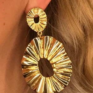 Guld örhängen - Fräcka guldörhängen, knappt använda utom på bilden😊