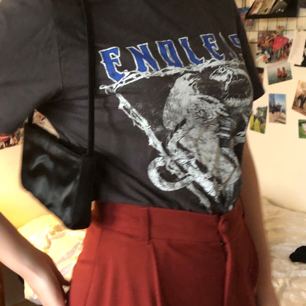 Köpt second hand sÄ vet inte mÀrket men vilket fall som Àr det en perfekt t-shirt som inte vanlig och basic och som passar till ALLT . T-shirts.