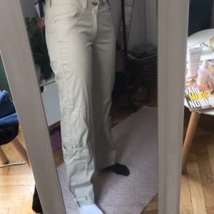 Byxor  - Säljer ett par super fina lågmidjade byxor! 50kr + 49kr i frakt 📦 