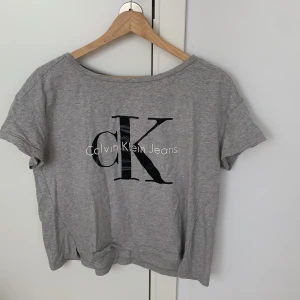T-shirt från Calvin Klein  - Grå T-shirt från Calvin Klein i fint skick. Frakt tillkommer!