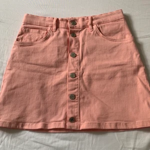 Gant kjol - Rosa jeans gant kjol med kanappar i storlek 170. Använd nån enstaka gång. Hola at me om du vill ha fler bilder. 🙋🏼‍♀️ Köparen står för frakten. 🍓