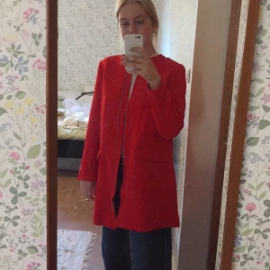 Kappa/Jacka - Väldigt stilig jacka från HM. Färgen är klarröd. Aldrig använd men när jag provat den är den superskön. 