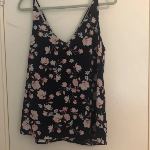 Cubus - En oanvänd blommig topp från Cubus i storleken 36