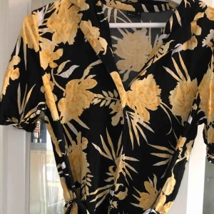  - Klänning med Knyt bälte i midjan från Gina tricot Använd en gång Fint skick 