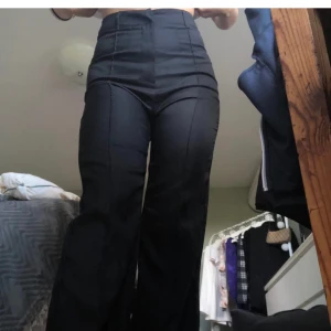 Svarta kostymbyxor  - Säljer dessa svarta kostymbyxor eftersom dom inte passade mig.