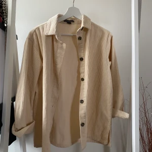 Manchester skjorta - Krämvit Skjorta i manchester💗 riktigt snygg att ha öppen över någon topp!🤩 möts upp i stockholm🥰