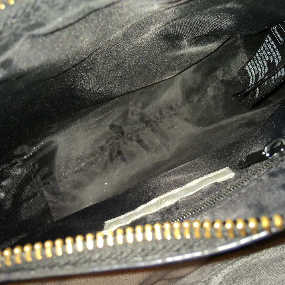 En enkel svart väska köpt på H&M. Väldigt praktisk att ha med sig på klubben eller shoppingrundan. Består av en stor ficka med en liten ficka inuti. Säljer den för endast 30kr. Kan lämna ut svar som i Malmö annars tillkommer en fraktkostnad!. Väskor.