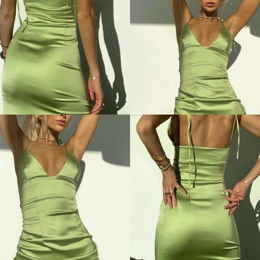 Kort grön klänning i silkes material💚 Storlek S och sitter perfekt, säljer pga ingen användning. Köpt i USA, kontakta mig för mer info👀. Klänningar.