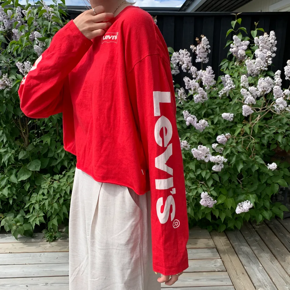 Röd kort tröja från Levis med logo på ärmar. Köpt i Österrike, inte sett i Sverige. Nypris 550kr. Toppar.