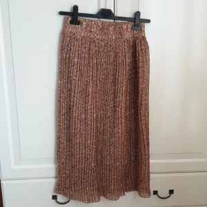 Blommig midikjol - Blommig midikjol i storlek S. Passar XS-L. Frakten är 59kr.