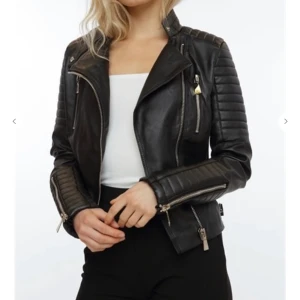 Chiquelle moto jacket - Säljer nu min populära skinnjacka ifrån chiquelle. Jättefint skick då jag inte använt det så mycket! Frakt tillkommer📦 Pris kan diskuteras!