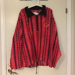 GOTCHA! 80s Windbreaker strl L - Supersnygg autentisk 80-tals windbreaker! Köpt på humana i Stockholm, så gott som felfri! Oavsett om det e retrofest eller gatulook på gång kommer du se skitsnygg ut i denna 🥰😎🤩