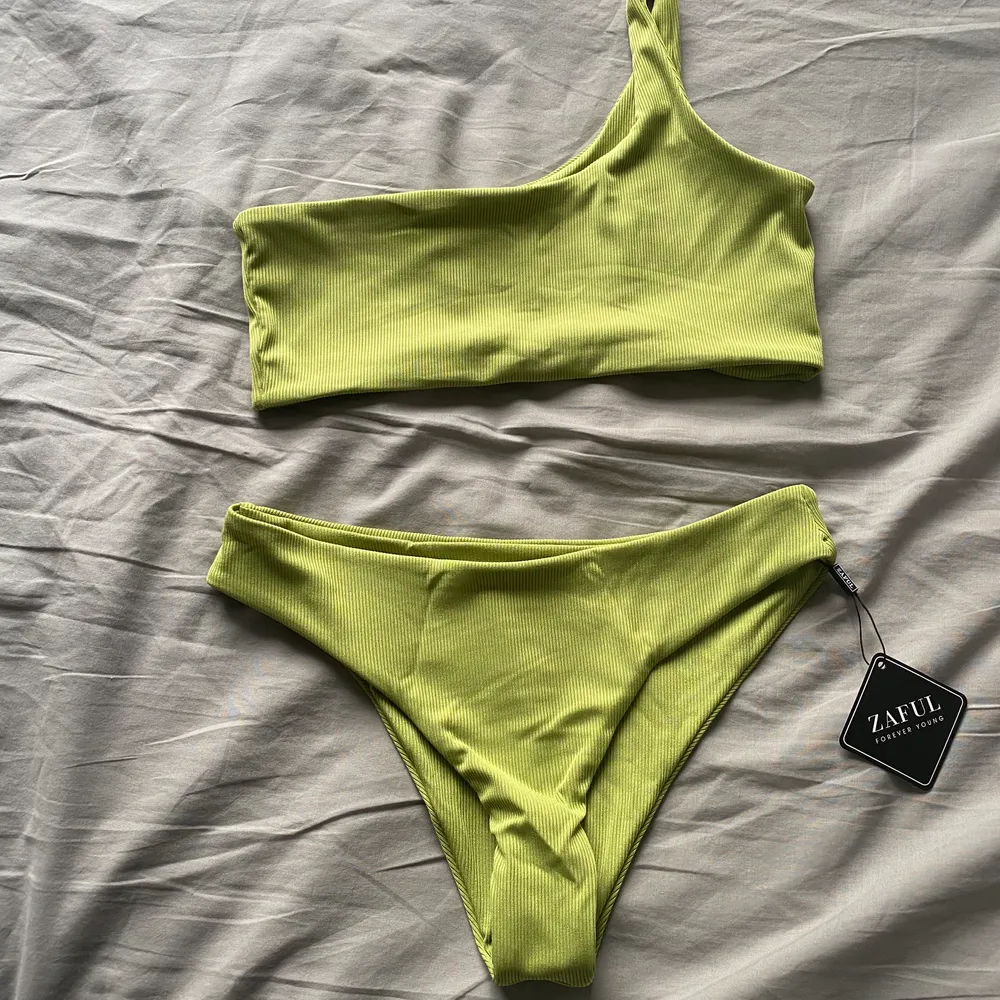 En jättefin bikini från Zaful! Storlek L men passar medium. Säljer för att den var för stor för mig. Nypris var 210kr + frakt och lång väntetid därav högre pris ‼️FRAKT INGÅR‼️ mötas upp på östermalm för billigare pris. Övrigt.