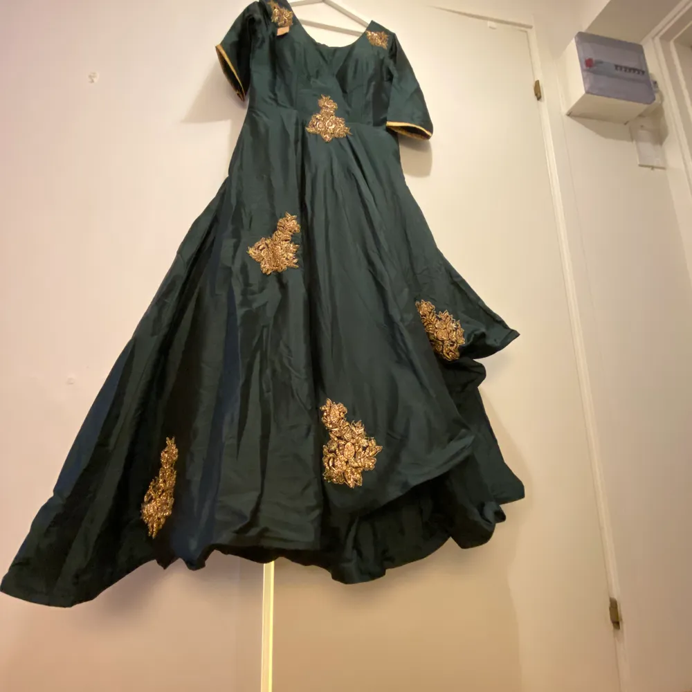 Green coloured evening gown for parties...elegant wear....never used and has a tag...has 5 layers of clothes inside to give an elegant look...has a zip at one side for best fitting...also has 10 cm of space available for alteration. Klänningar.