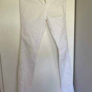 Lågmidjade vita jeans från dr denim, i storlek s, knappt använda, köparen står för frakt