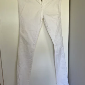 Lågmidjade jeans från dr denim - Lågmidjade vita jeans från dr denim, i storlek s, knappt använda, köparen står för frakt