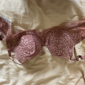 Rosa bh  - Rosa bh, använd en gång. Storlek 75D, säljer för 30 kr + frakt