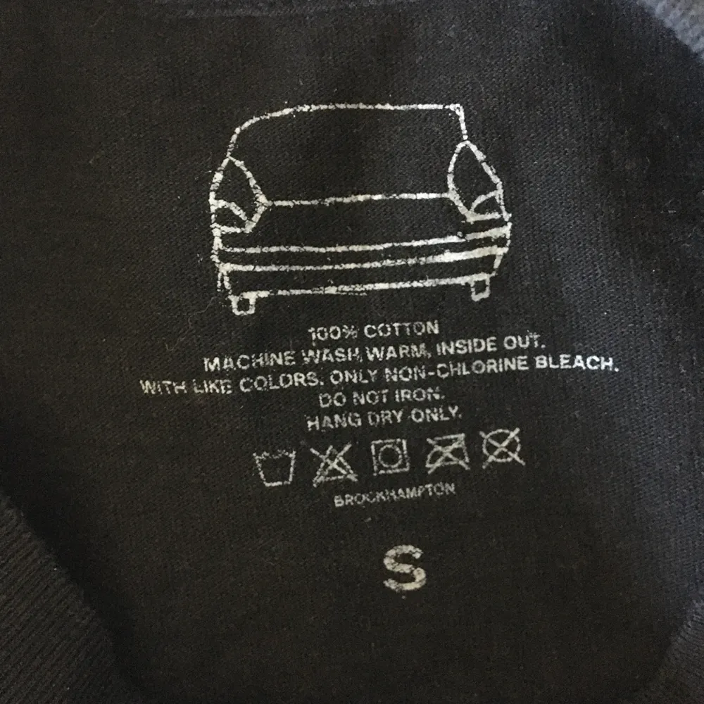 Köpt på deras hemsida 2018. Knappt använd och trycket ser fortfarande nytt ut. Andra bilden visar baksidan av tröjan. Passar S/M . T-shirts.