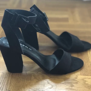 Klackar i mocka  - Klickar i mocka. Från dinsko. Lågklackade. Strl 37.