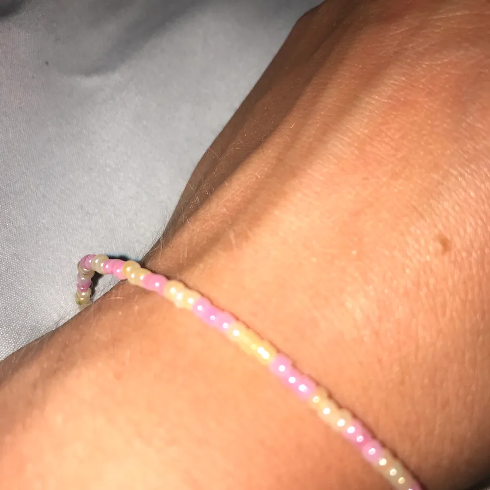 Jag säljer detta armband som jag själv gjort🌸 det är oranga och rosa pärlor på och går att använda både som fotlänk och armband. Perfekt nu till sommaren! 🧡. Övrigt.