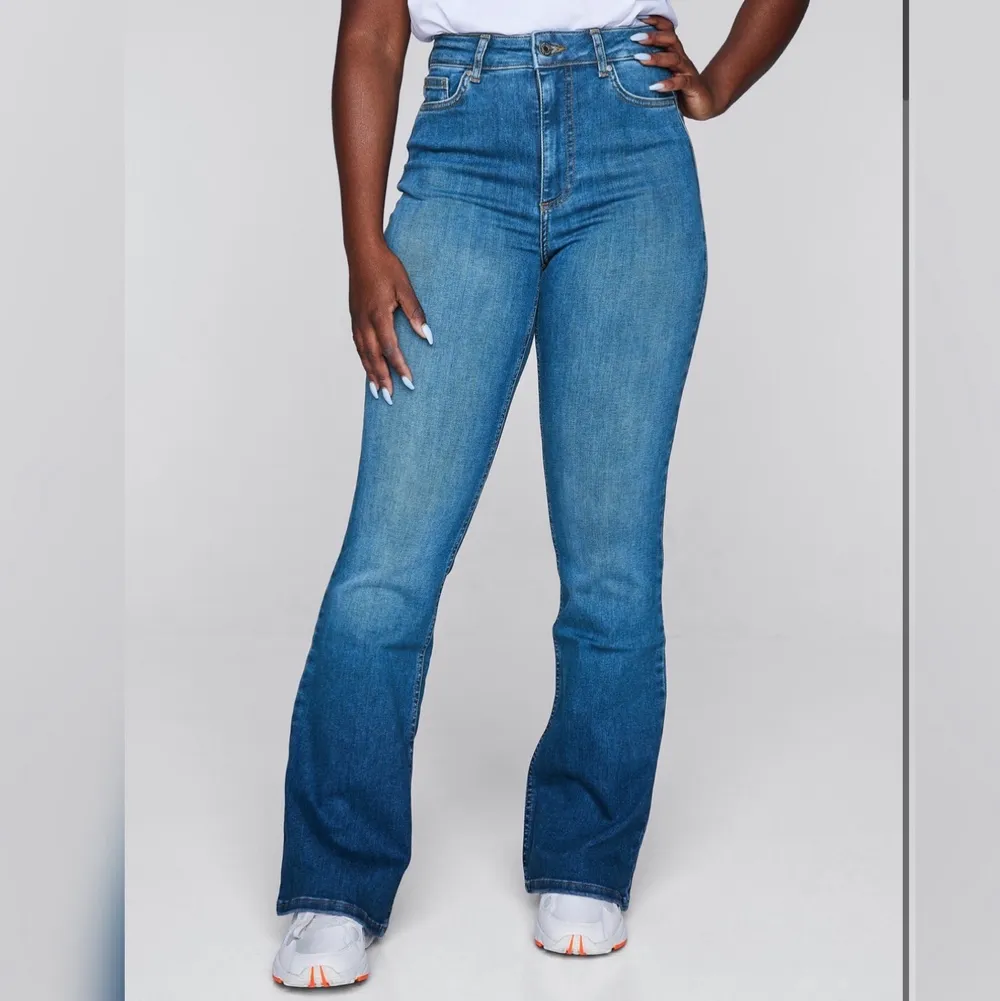 Jättecoola bootcut highwaist jeans från cubus som är i en Curve modell. Säljer pga att jag är för kort för byxorna ( jag är 157 cm). Helt oanvända. Kan tänka mig att sänka priset vid snabb affär. Köparen betala frakten. Jeans & Byxor.