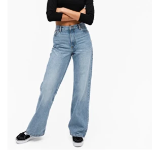 Jeans från monki - Säljer dessa snygga jeans från monki i modellen Yoko då jag beställde de i en förstor stl! Helt nya, frakt ingår i priset💓✨