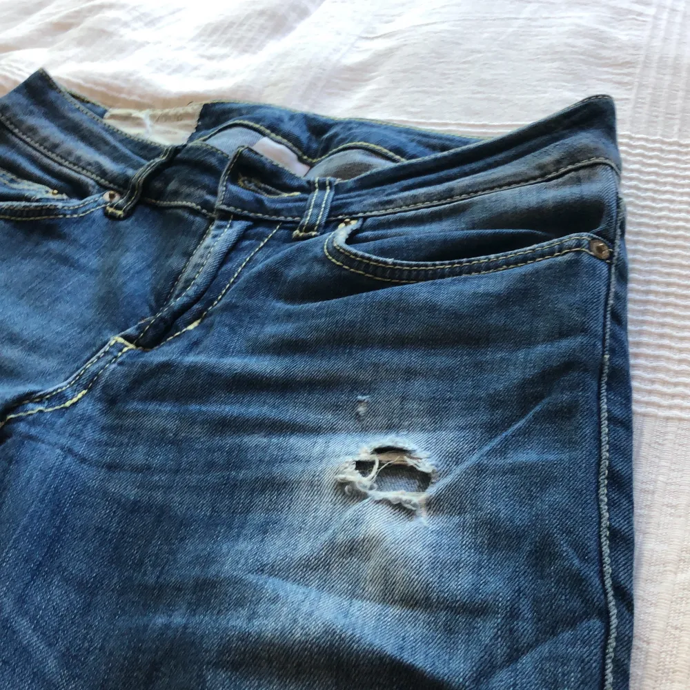 Dondup jeans i modellen ”Monroe” tvätt ”arche”. Jeansen är i bra skick och ifrån ett märke med bra standard. Slitningarna som syns på bilderna fanns där när dom var nyinköpta. . Jeans & Byxor.