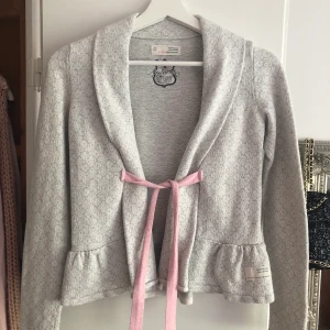 Odd Molly kofta - Odd Molly kofta som man knyter där fram, den är i storlek 0 vilket motsvarar cirka xxs-xs väldigt sparsamt använd🌸💕