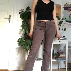 Grå manschesterbyxor! - Säljer dessa grå manschesterbyxor då de är aningen för korta för mig som är 168! De är använda men i gott begagnat skick. De är egentligen mer grå än vad som syns på bilderna! Fraktkostnad betalas av köparen men jag möts också upp!