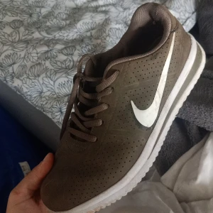 Nike - Nike skor i vintage inspirerad stil, väldigt fin look på dom och de passar tyvärr inte :( Dessa var svåra att släppa så de är väldigt sköna men de har bara legat här hemma. Byte går! 